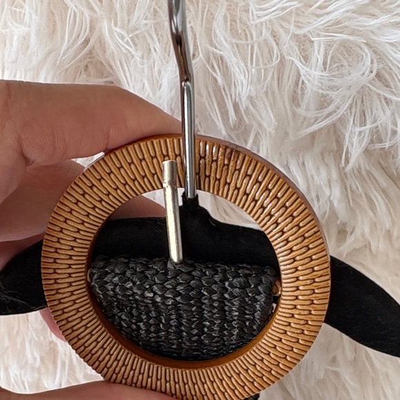 Black woven elastic Textured Belt with wooden style buckle - Picture 6 of 6